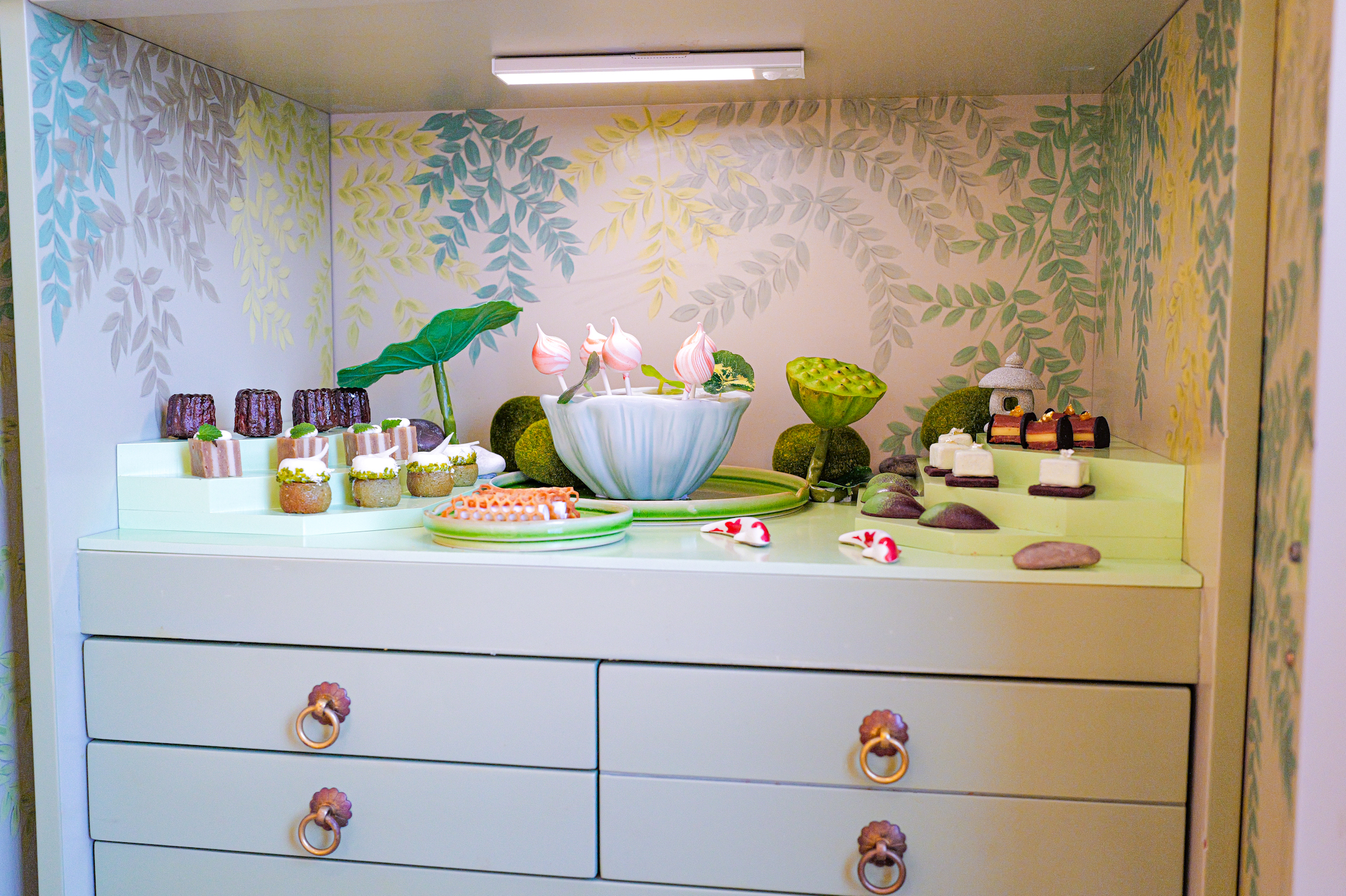 Petitfours.tatediningroom