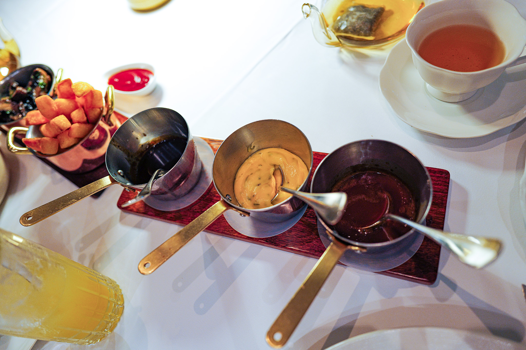 Mo bar and grill, sauces