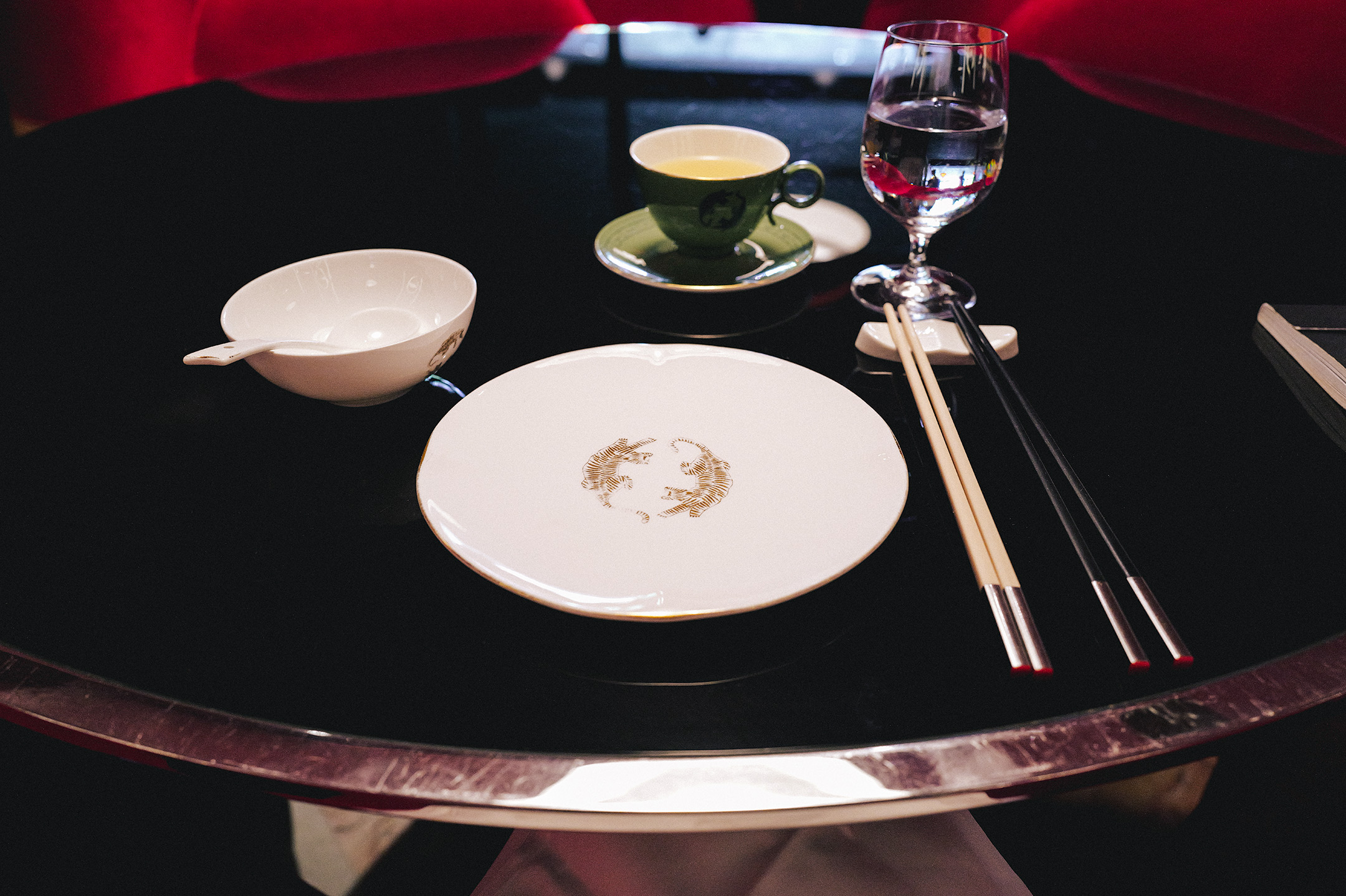 Grand majestic tableware